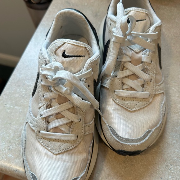 Nike White and Black Sneakers - Picture 3 of 5